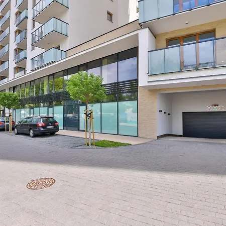 Modern With Balcony Near Arena By Renters